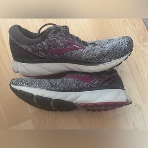 Brooks Women's Gray and Magenta size 10